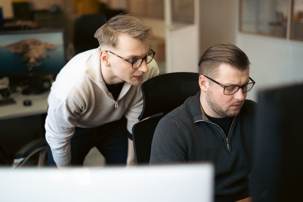 MoreBit Gründer bei der Arbeit im Office