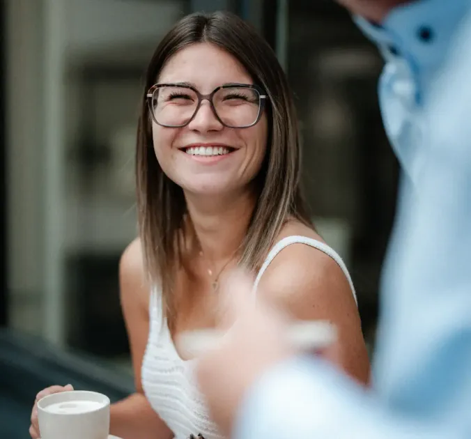 Kollegin beim Kaffee im Office